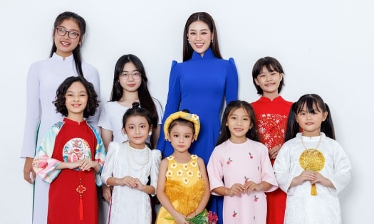 Hoa hậu Khánh Vân đón ngày 20.11 cùng dàn học trò nhí